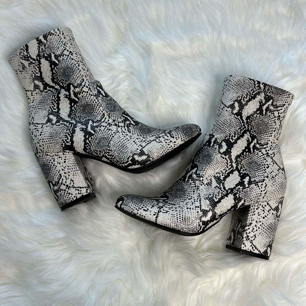 White/Black Snakeskin Boots | Leather, Block Heel, Round Pointed Toe, Size 6